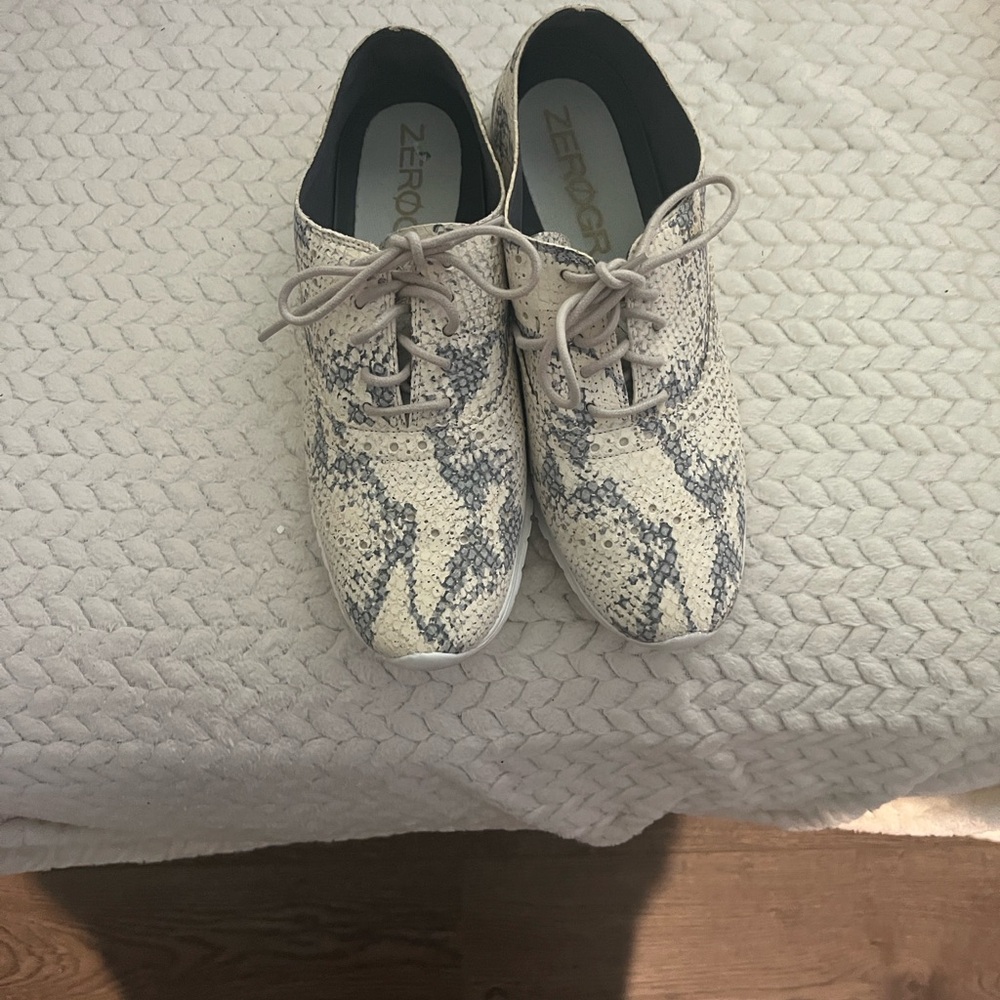 Women's Textured Flats in Gray and Cream